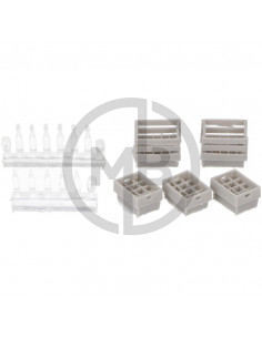 Bottiglie di birra con casse e boccali